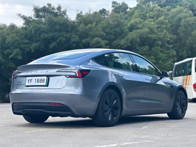 Tesla Model 3 — Фото автомобиля 7