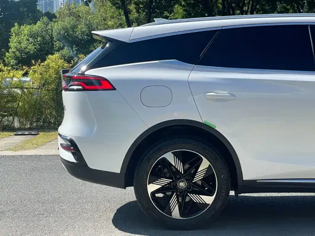 BYD Tang — Фото автомобиля 25