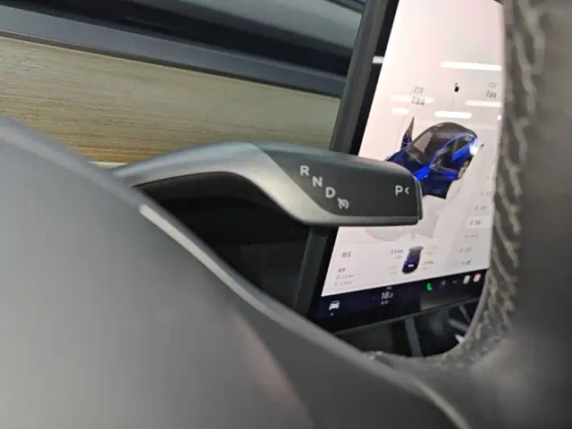 Tesla Model Y — Фото автомобиля 13
