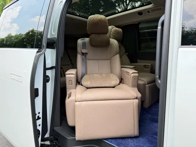 Li Auto MEGA — Фото автомобиля 17