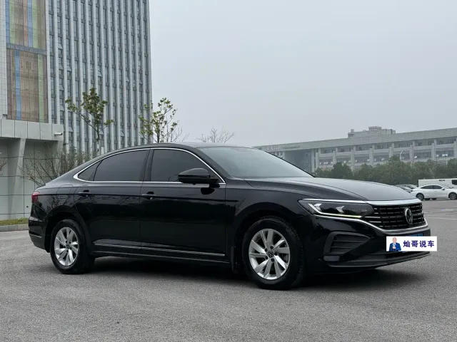 Volkswagen Passat — Фото автомобиля 3