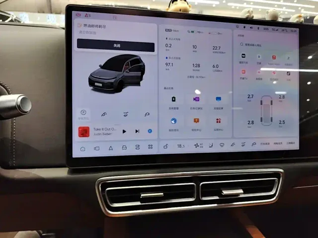 Li Auto L8 — Фото автомобиля 12