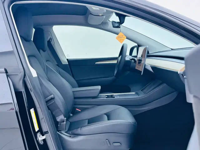 Tesla Model Y — Фото автомобиля 14