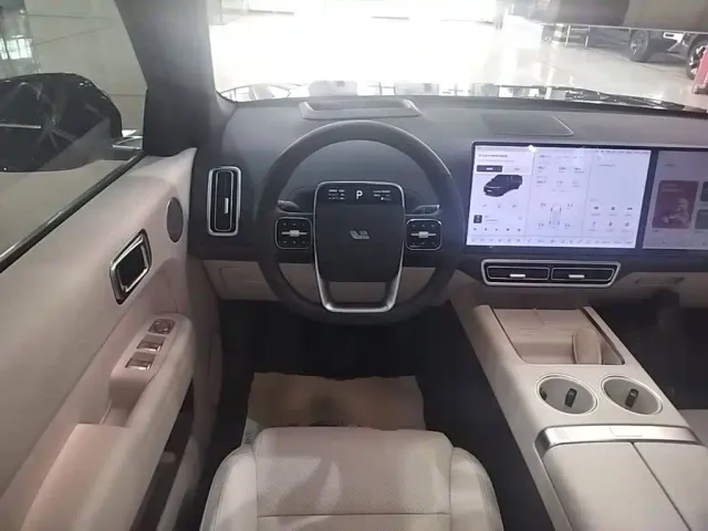 Li Auto L7 — Фото автомобиля 10