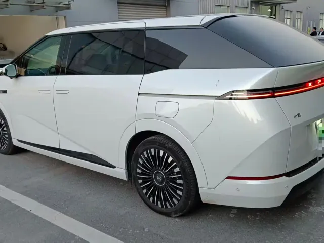 Xpeng X9 — Фото автомобиля 5