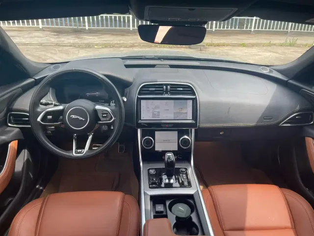 Jaguar XEL — Фото автомобиля 5