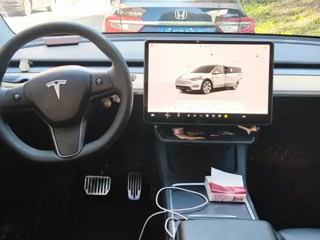 Tesla Model Y — Фото автомобиля 12