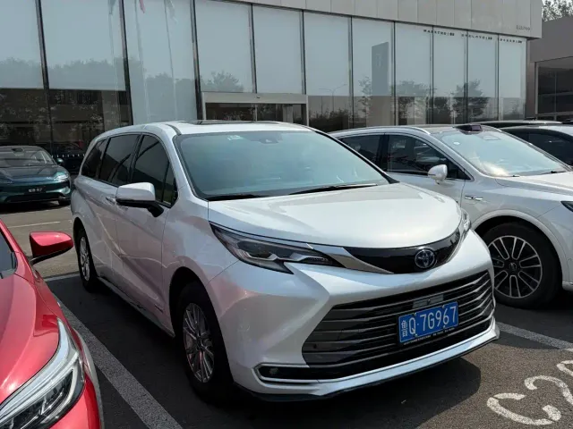 Фотография автомобиля — Toyota Sienna