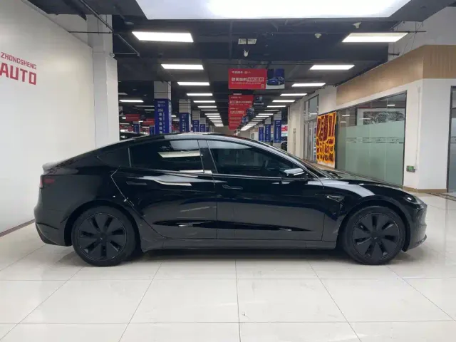 Tesla Model 3 — Фото автомобиля 3
