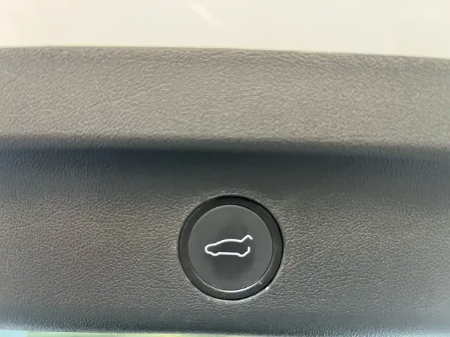 Tesla Model Y — Фото автомобиля 23