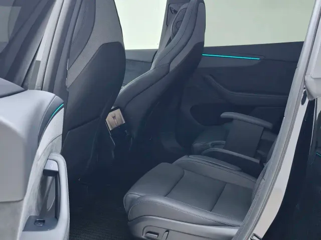 Tesla Model Y L — Фото автомобиля 7