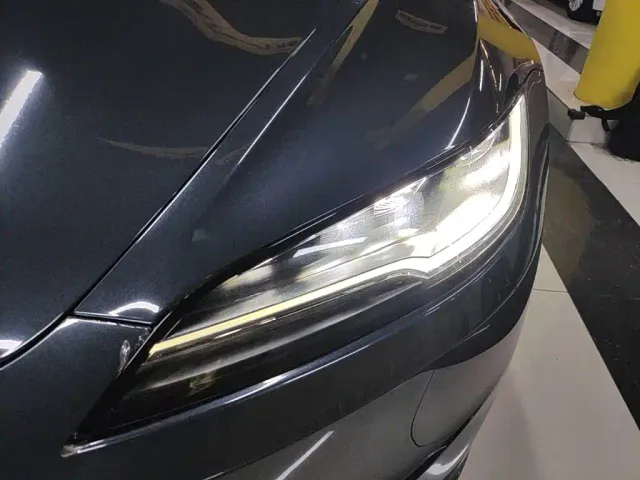 Tesla Model 3 — Фото автомобиля 23