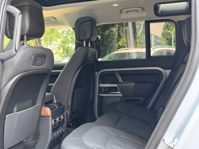 Land Rover Defender — Фото автомобиля 8