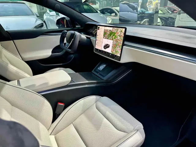 Tesla Model S — Фото автомобиля 12