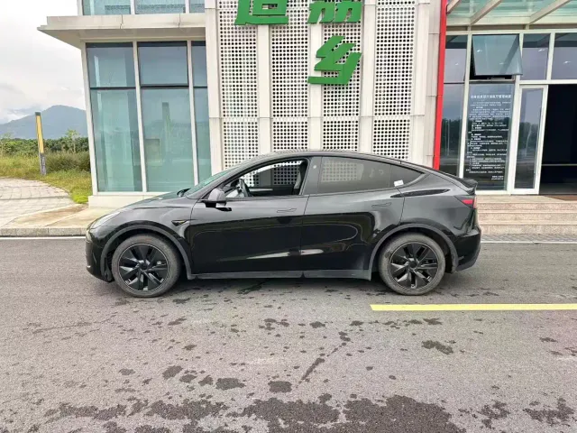 Tesla Model Y — Фото автомобиля 5