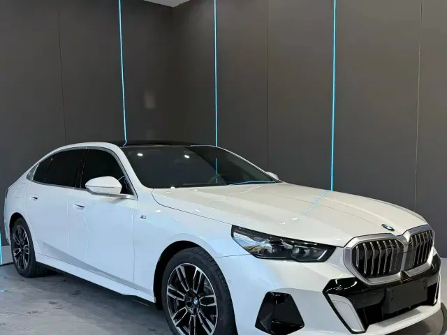 BMW 5 Series — Фото автомобиля 3