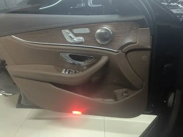 Mercedes-Benz E-Class — Фото автомобиля 7