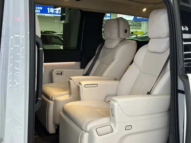 Li Auto MEGA — Фото автомобиля 17