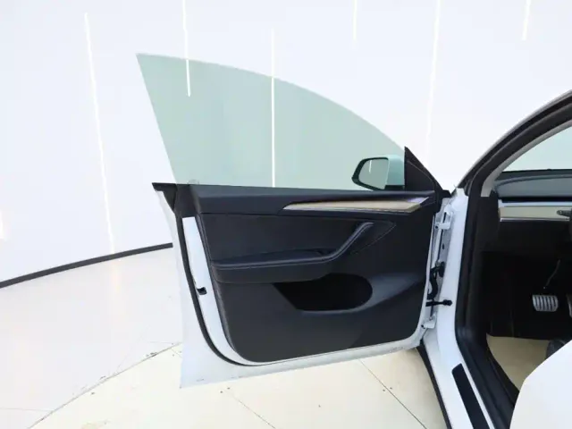 Tesla Model Y — Фото автомобиля 17