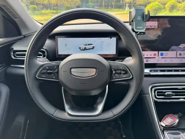 Geely Emgrand — Фото автомобиля 17