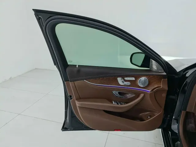 Mercedes-Benz E-Class — Фото автомобиля 10