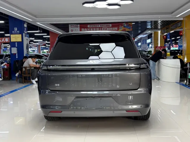 Li Auto L8 — Фото автомобиля 16