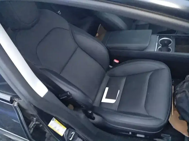 Tesla Model 3 — Фото автомобиля 24