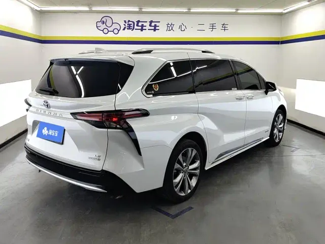 Toyota Sienna — Фото автомобиля 3