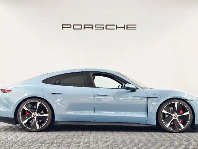 Porsche Taycan — Фото автомобиля 6
