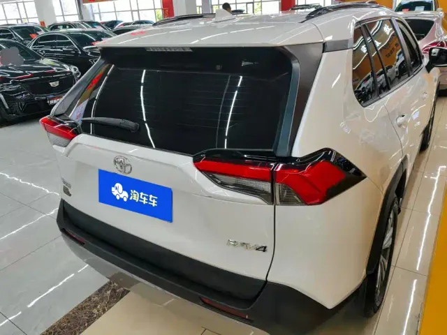 Toyota RAV4 — Фото автомобиля 3