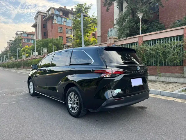 Toyota Sienna — Фото автомобиля 7
