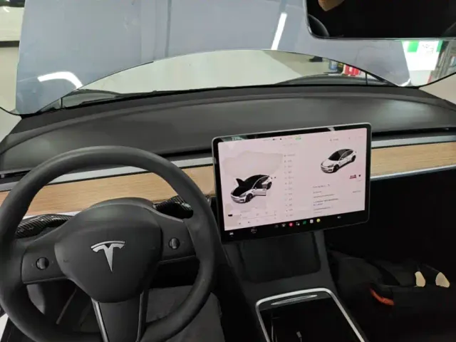 Tesla Model 3 — Фото автомобиля 9