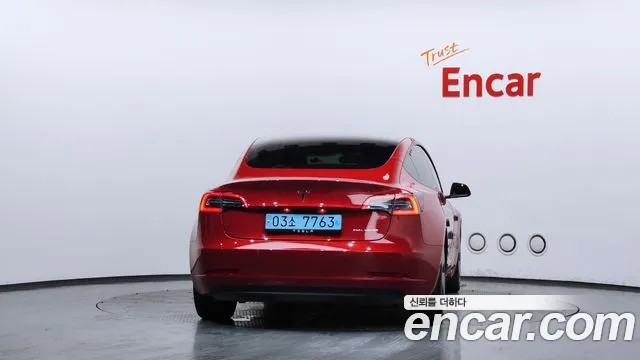 Tesla Model 3 — Фото автомобиля 4