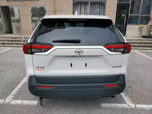 Toyota RAV4 — Фото автомобиля 3