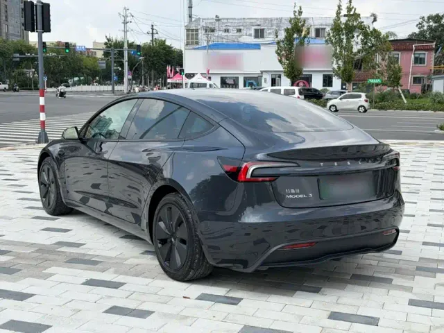 Tesla Model 3 — Фото автомобиля 4