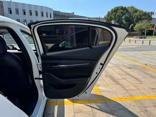 Mazda Axela — Фото автомобиля 19