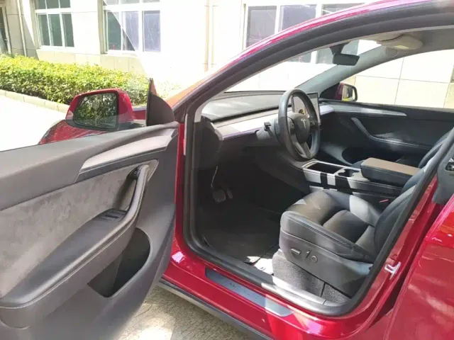 Tesla Model Y — Фото автомобиля 15