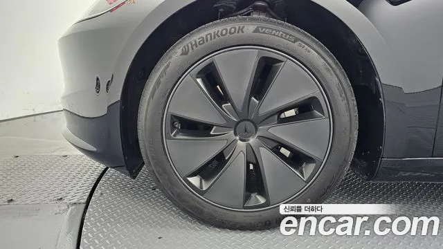 Tesla Model 3 — Фото автомобиля 5