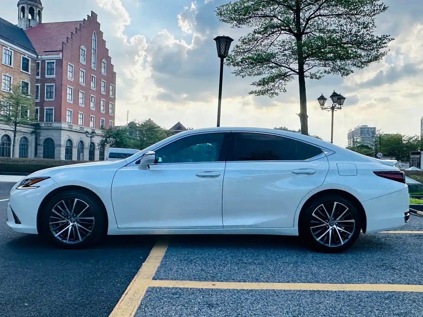 Lexus Lexus ES 2022 300h Ultimate Edition — Фото автомобиля 8