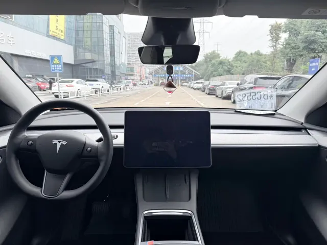 Tesla Model Y — Фото автомобиля 8