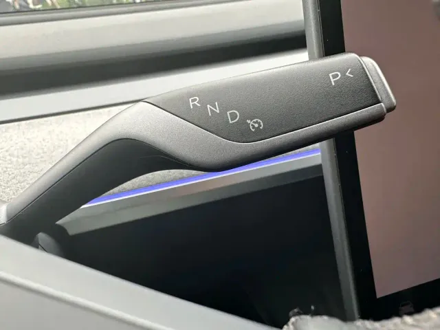Tesla Model Y — Фото автомобиля 11