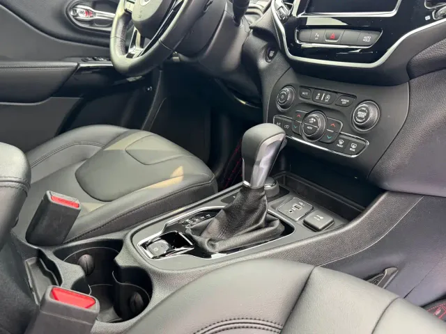 Jeep Cherokee — Фото автомобиля 13