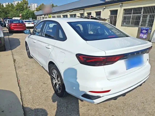 Geely Emgrand — Фото автомобиля 4