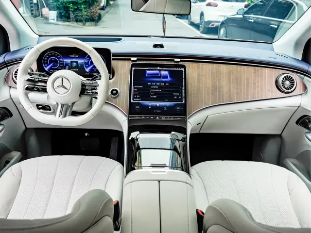 Mercedes-Benz EQE SUV — Фото автомобиля 11