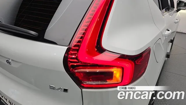 Вольво XC40 — Фото автомобиля 22