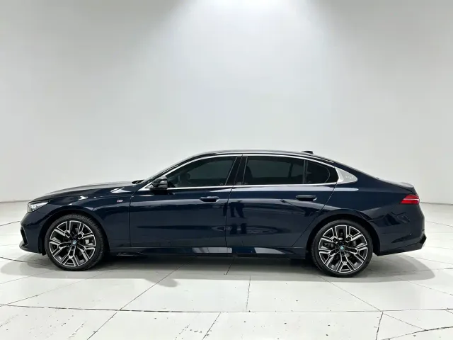 BMW 5 Series — Фото автомобиля 9