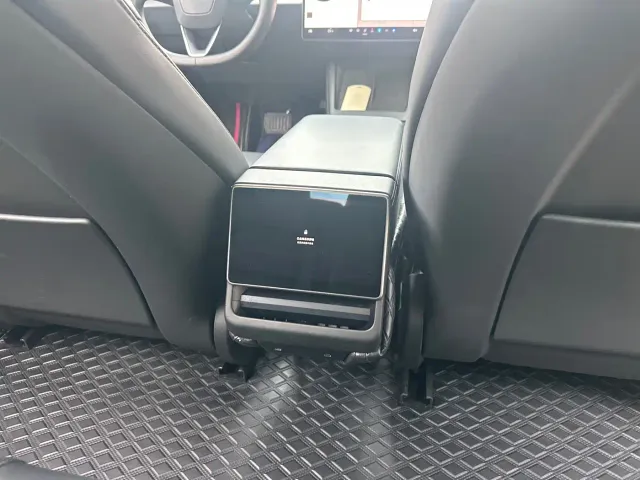 Tesla Model 3 — Фото автомобиля 10