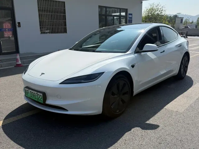 Tesla Model 3 — Фото автомобиля 2