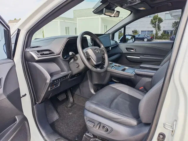 Toyota Toyota Sienna 2021 2.5L Hybrid Platinum Edition — Фото автомобиля 8