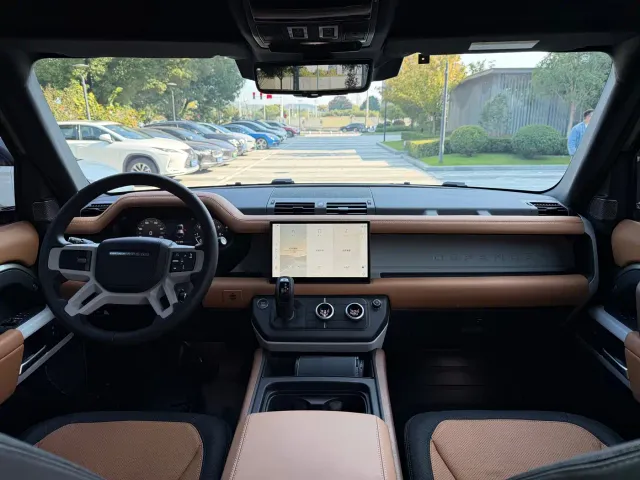 Land Rover Defender — Фото автомобиля 12